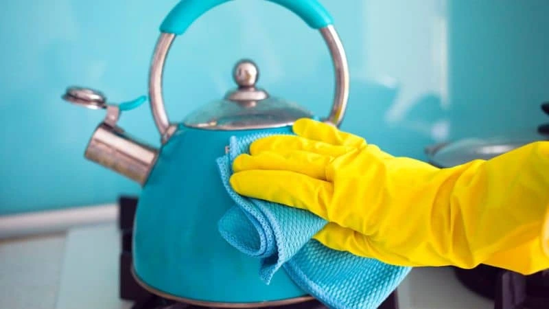Bule com água quente para desentupir pia