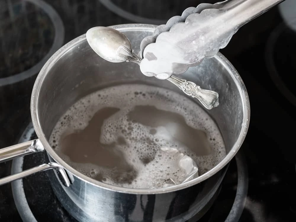 Limpeza de panela com bicarbonato de sódio