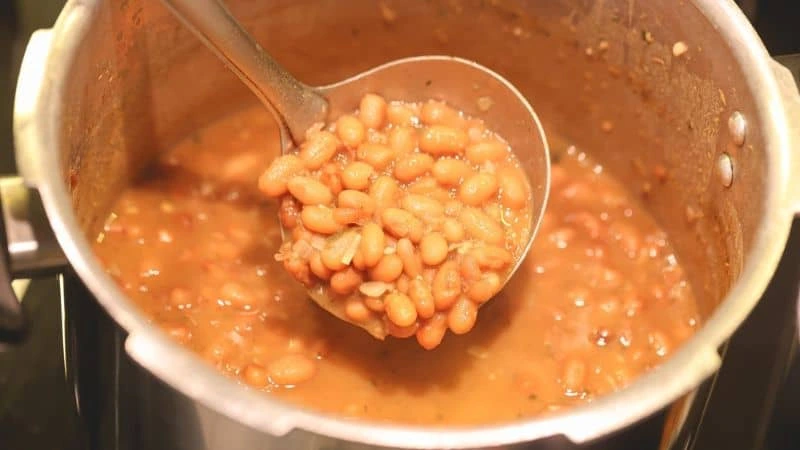 Panela de pressão com feijão cozido no ponto, sem sinais de queimado