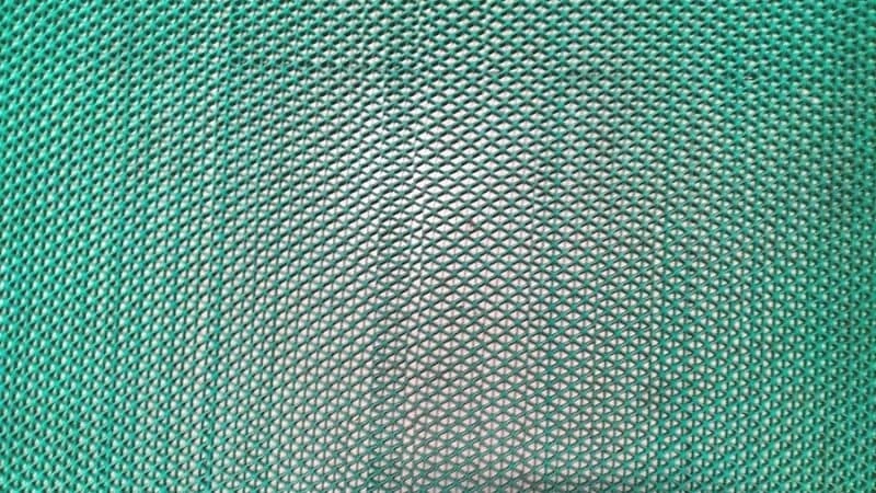 Base antiderrapante transparente sob tapete em piso de cerâmica