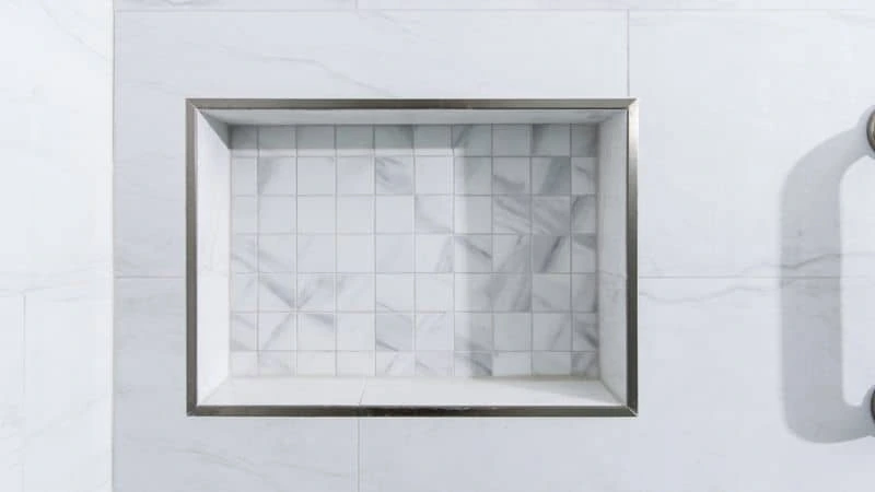 Banheiro minimalista com design funcional e armazenamento inteligente