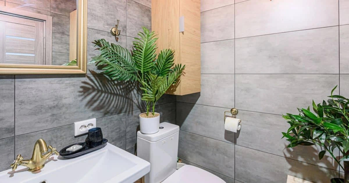 Banheiro moderno com elementos naturais, luz suave e design minimalista, tendência em banheiros 2025.