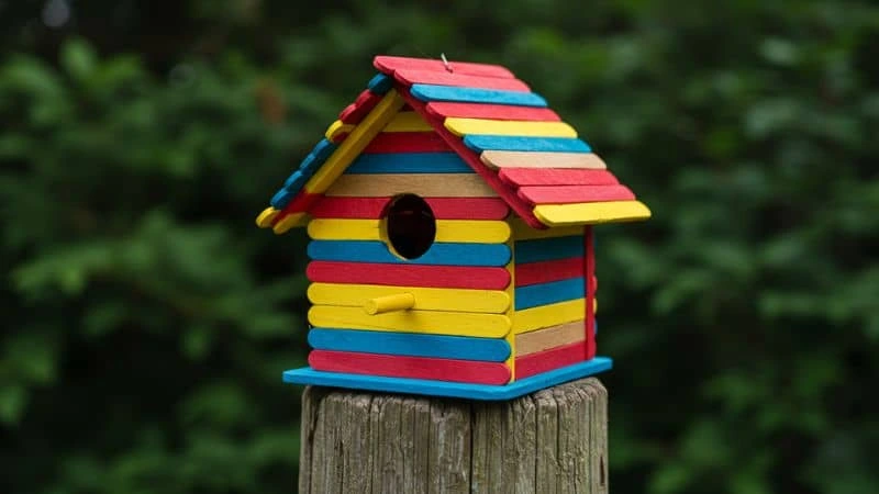 Casinha de passarinho colorida feita de palitos de picolé