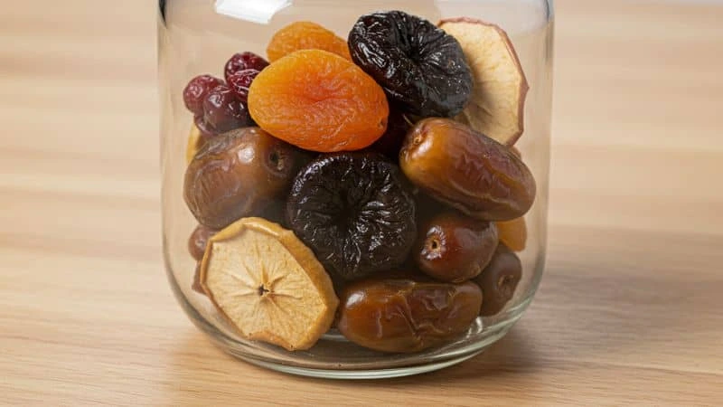 Frutas limpas com pano seco colocadas em cestas prontas para armazenamento