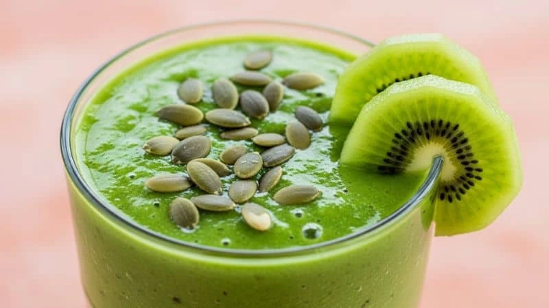 smoothie energizante com semente poderosa e frutas para disposição